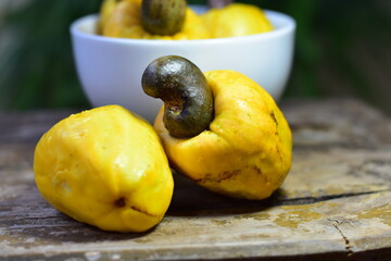 O caju é muitas vezes tido como o fruto do cajueiro quando, na verdade, trata-se de um pseudofruto.