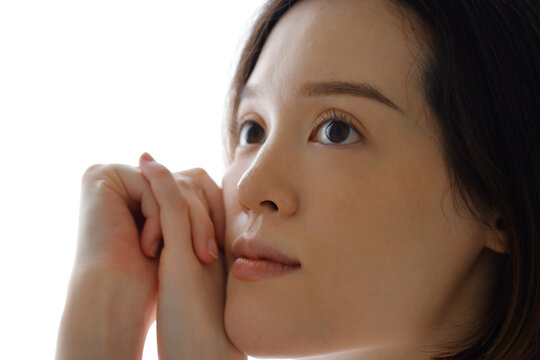 若い女性のよりの顔と手