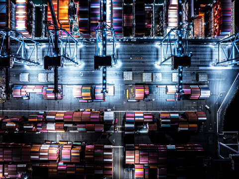 コンテナが並ぶロングビーチ、ロスアンゼルスの空撮	
