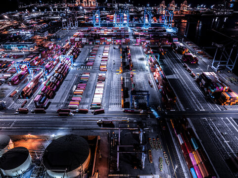 コンテナが並ぶロングビーチ、ロスアンゼルスの空撮	
