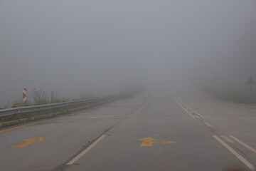 épais brouillard sur une route