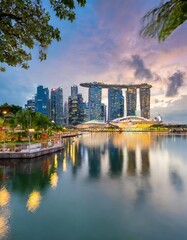 Obraz premium The Historic Streets and Modern Skylines of Singapore, Featuring Iconic Landmarks Such as Marina Bay Sands and Gardens by the Bay, Reflecting a Unique Blend of Tradition and Innovation