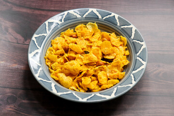 Maka Chivda is a Maharashtrian snack made with popped corn kernels, roasted peanuts, curry leaves, and spices. It offers a mix of sweet, salty, and spicy flavors, perfect for festive times or a crunch