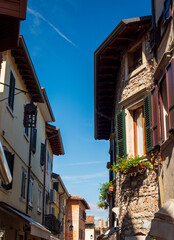 Gasse mit einer Reihe von Stadthäusern in der Altstadt von Lazise, Provinz Verona, Region Venetien, Italien