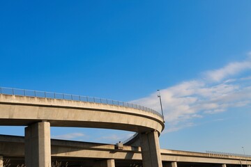 Obraz premium 高速道路のインターチェンジ