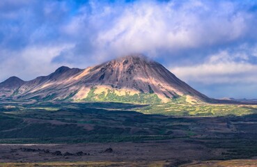 Fototapeta premium Majestic mountain landscape with cloud-covered peak.
