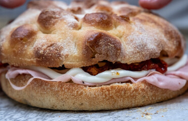 Focaccia con mortadella, stracciatella e pomodori secchi