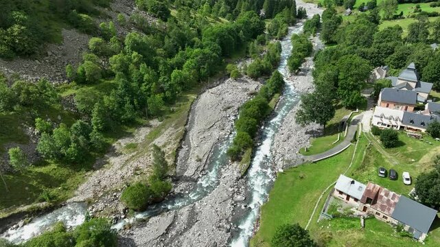 Crues en moyenne montagne, intempéries, catastrophe naturelle