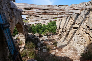 Ruine, Haus, Bauwerk, Griechenland, alt, verfallen, Holz, Balken, Wand, Mauer, Stein, Pflanze