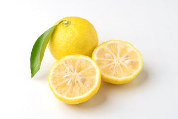 白い背景にゆずと柚子断面