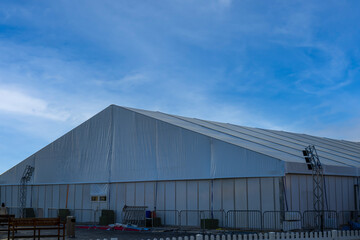 Obraz premium A huge tent in a grass field under sunny sky