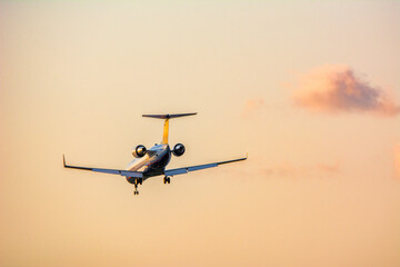 夕焼けの空、オレンジの空を飛ぶ飛行機、きれい