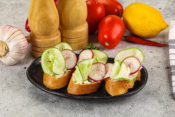 Bruschetta with soft cheese and cucumber