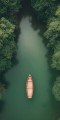 Obraz premium An aerial view of a boat is floating on a river with trees in the background