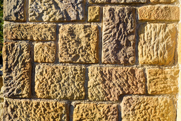 Bloques de piedra en muro de mampostería