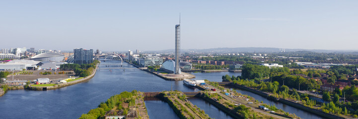 Obraz premium Glasgow science centre tower and the River Clyde