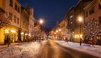 따뜻한 조명이 비치는 겨울 도시의 거리