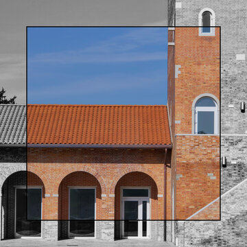 Cornice bianco e nero con foto a colori di edificio con mattoni rossi