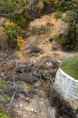 川沿いの崖の土砂崩れ
