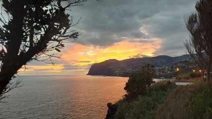 natureza, ar livre, paisagem, montanha, verde, azul, c&eacute;u, nuvens, mar, oceano, onda, floresta, &aacute;rvores, &aacute;gua, paz, para&iacute;so, relaxamento, viagem, portugal, madeira, ilha da madeira