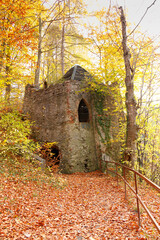 Ruiny wapiennik w jesiennym lesie