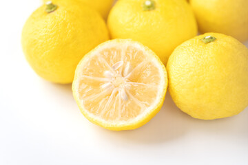 白い背景にたくさんの柚子