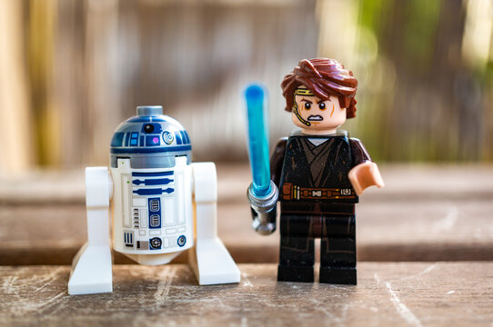 Lego Star Wars R2 D2 and Anakin Skywalker toy figurines