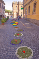 Colomba Infiorata di Cerveteri evento tradizionale di festa e devozione, strade del borgo con tappeti di fiori colorati, raffiguranti immagini sacre e simboliche