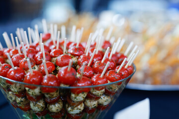 Tomatenspieße mit Mozzarella, Fingerfood, Catering bei einer Feier