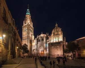 Naklejka premium Illuminated Gothic Cathedral of Toledo at Night