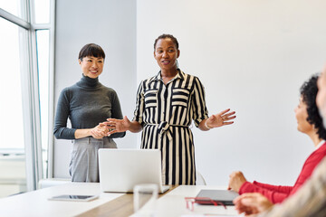 Obraz premium business meeting businesswoman office teamwork woman introduction greeting employee new colleague congratulating newcomer asian japanese