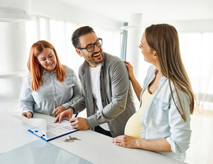 Fototapeta premium couple house property agent home real estate business buying agreement deal client buyer new loan pregnant pregnancy mother meeting agreement sign signing contract maternity belly motherhood