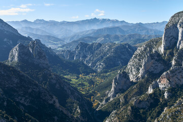 Naklejka premium Majestic Mountain Valley with Misty Peaks