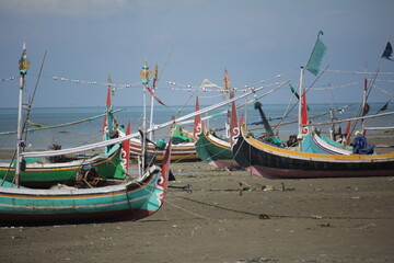 Obraz premium Traditional Fishing Boats Resting on a Sandy Shore