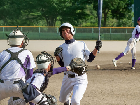 練習試合でデッドボールを受ける左打者（高校野球）