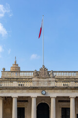 Obraz premium Valletta, Malta A Maltese flag flies over St. George’s Square.
