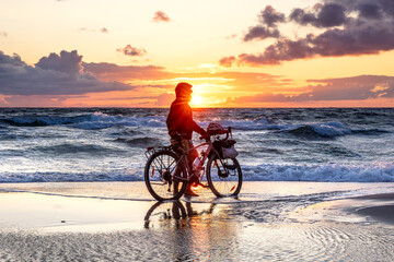 radfahrer am meer