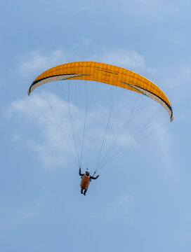 parapente cielo azul