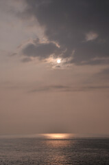 Shining backlit sea vertical / 光る逆光の海　縦長