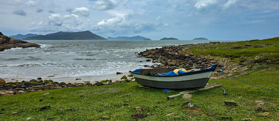 Barco de pescador junto à praia