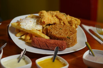 comida rapida , papas fritas , pollo frito
