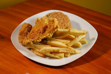 comida rapida , papas fritas , pollo frito
