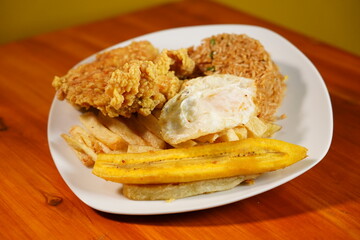 comida rapida , papas fritas , pollo frito

