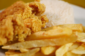 comida rapida , papas fritas , pollo frito
