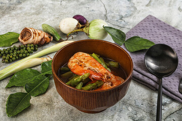 Prawn with asparagus and spices