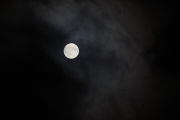 9月の十五夜の夜空に見える綺麗な満月。2024年中秋の名月。