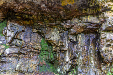 Nässe die einen Berg durchzieht.