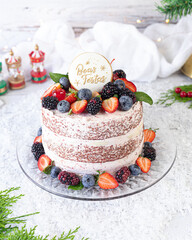 Bolo red velvet com decoração de frutas vermelhas