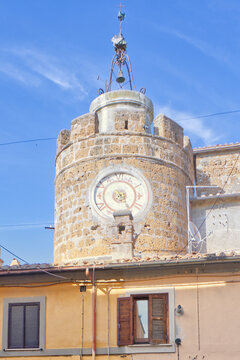 Torre dell'orologio in via Roma a Cerveteri Lazio vicino al Museo archeologico nazionale Cerite. Orologio a sei ore, Orologio Italiano del 1734, la mezzanotte coincide con il tramonto.