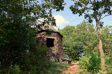 Schutzh&uuml;tte am Aussichtspunkt Falkenlay bei Bad Bertrich in der Eifel. Aussicht vom Wanderweg Wasserfall-Erlebnisroute, der 2023 zu Deutschlands sch&ouml;nstem Wanderweg gew&auml;hlt wurde.